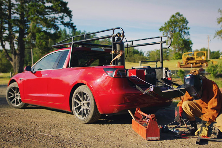 Được biết, nhóm nghiên cứu gia cố khung xe trước khi lắp đặt phần thùng xe từ chiếc Ford F-150 bị hỏng. Tiếp đến, họ lắp đặt một giá đỡ đóng vai trò cấu trúc hỗ trợ cho chiếc xe. Toàn bộ quá trình độ lại được cô Simone Giertz và ekip ghi lại khá vui nhộn và thậm chí còn dí dỏm.