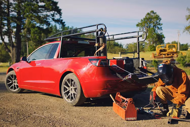 Được biết, nhóm nghiên cứu gia cố khung xe trước khi lắp đặt phần thùng xe từ chiếc Ford F-150 bị hỏng. Tiếp đến, họ lắp đặt một giá đỡ đóng vai trò cấu trúc hỗ trợ cho chiếc xe. Toàn bộ quá trình độ lại được cô Simone Giertz và ekip ghi lại khá vui nhộn và thậm chí còn dí dỏm.