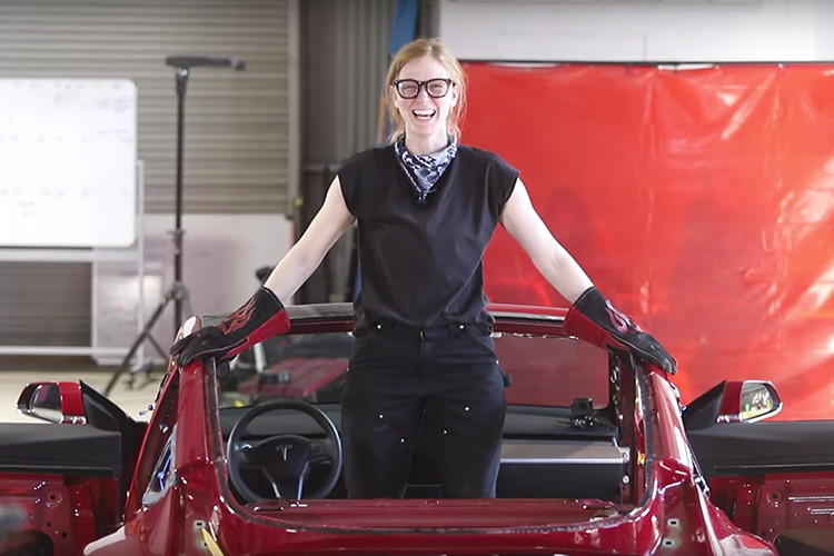 Kết quả là Giertz mua một chiếc Model 3 mới và thuê một số bạn bè để giúp cô ấy với dự án. Nhóm nghiên cứu bắt đầu bằng cách đưa nội thất và loại bỏ các cửa sổ phía sau.