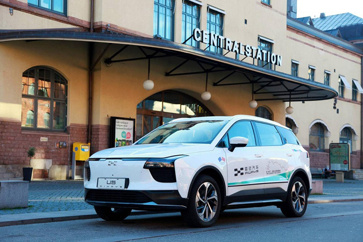 Đội ngũ Aiways đã sử dụng chiến lược này để tối ưu hóa thành công logic sạc điện của U5, đảm bảo tương thích với nhiều tiêu chuẩn sạc điện khác biệt và điện áp đa dạng. Các kỹ sư cũng liên tục theo dõi hệ thống quản lý nhiệt bên dưới cụm pin 65 kWh, cũng như mô tơ điện, phụ tùng hệ thống treo, và các chi tiết động lực khác.