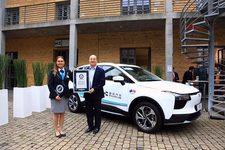 Công ty Trung Quốc hứa hẹn rằng mẫu SUV chạy điện của họ sẽ có cự li di chuyển 460 km theo chu trình NEDC cũng như chất lượng lắp ráp, tính kết nối và độ an toàn cao cấp nhờ có khung gầm More Adaptable Structure (MAS) chất liệu nhôm-thép. Aiways U5 có trang bị một mô tơ điện 188 mã lực và mô-men xoắn cực đại 315 Nm, kết hợp hệ dẫn động bánh trước. Xe sẽ chính thức được bán ở châu Âu vào tháng 4/2020.