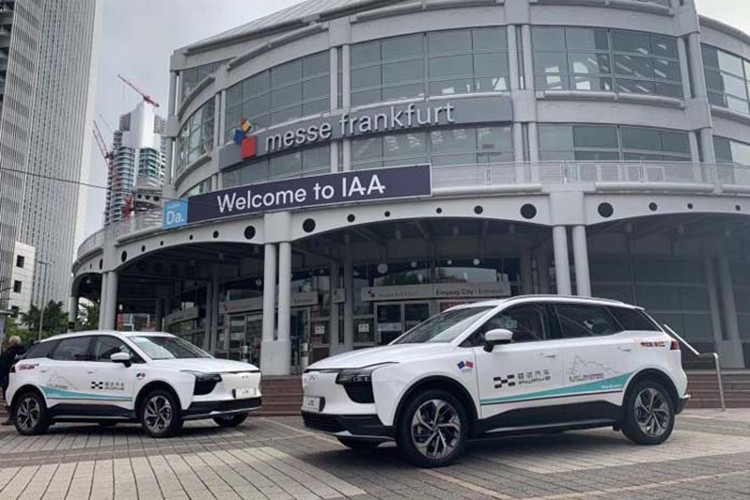 “Đây là một chuyến đi có tỉ lệ sử thi, với việc U5 đối phó một số điều kiện đường tốt nhất và tệ nhất mà các tài xế có thể phải vượt qua trong quãng đời lái xe,” CTO của Aiways, Winter Wang nói. “Nó cho thấy công việc phát triển tiêu chuẩn cao để tạo nên một mẫu xe phù hợp để lái ở Thượng Hải cũng như ở Tây Âu.”