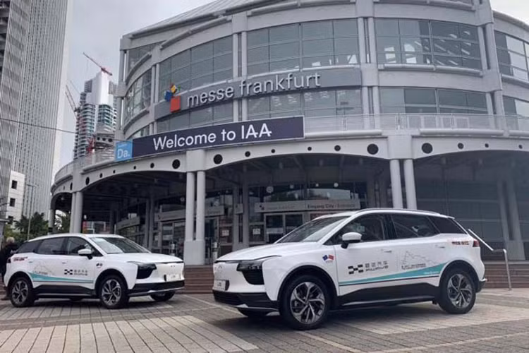 “Đây là một chuyến đi có tỉ lệ sử thi, với việc U5 đối phó một số điều kiện đường tốt nhất và tệ nhất mà các tài xế có thể phải vượt qua trong quãng đời lái xe,” CTO của Aiways, Winter Wang nói. “Nó cho thấy công việc phát triển tiêu chuẩn cao để tạo nên một mẫu xe phù hợp để lái ở Thượng Hải cũng như ở Tây Âu.”