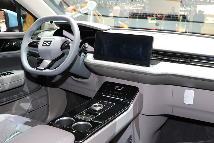 Hai mẫu xe thử nghiệm đã vượt qua Trung Quốc, Kazakhstan, Nga, Phần Lan, Na Uy, Thụy Điển, Đan Mạch, Đức, Hài Lan, Bỉ, Pháp và Thụy Sĩ. Trên hành trình, đoàn xe đã chinh phục Sa mạc Gobi, Thảo nguyên Kazakh, và Núi Nam Ural, các địa điểm vốn khó có thể vượt qua và thiếu cơ sở vật chất dành cho xe điện.