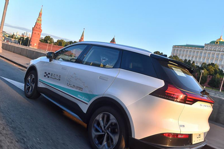 Hai chiếc xe điện Aiways U5 đã bắt đầu hành trình ở Tây An, tỉnh Sơn Tây, Trung Quốc vào ngày 17/7/2019 và đến Frankfurt, Đức vào ngày 7/9 sau khi vượt 12 đất nước dọc trên Con đường Tơ lụa cổ xưa.