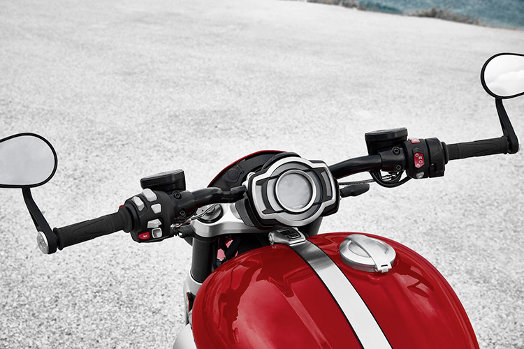 Trang bị khối động cơ lớn hơn, chinh vì vậy nên Triumph Rocket III 2019 cần có bình xăng dung tích 18 lít để đủ cung cấp và đảm bảo xe di chuyển được một quãng đường dài trước khi phải đổ xăng.