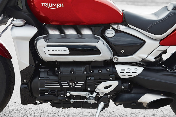 Triumph Rocket III 2019 hiện được mệnh danh là xe môtô thương mại trang bị động cơ có dung tích xylanh lớn nhất, ở mức 2.500cc.