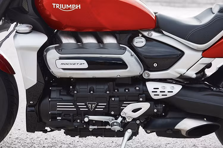 Triumph Rocket III 2019 hiện được mệnh danh là xe môtô thương mại trang bị động cơ có dung tích xylanh lớn nhất, ở mức 2.500cc.