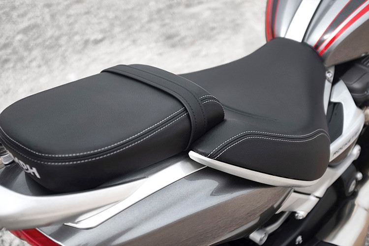 Các hệ thống điện tử hỗ trợ đáng chú ý trên xe bao gồm đồng hồ với màn hình TFT, hệ thống kiểm soát lực kéo, ga điện tử với 4 chế độ vận hành, hệ thống chiếu sáng LED, hệ thống hỗ trợ dừng đỗ ngang dốc, kiểm soát hành trình và khóa thông minh không cần chìa vật lý.