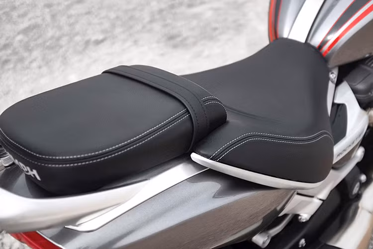 Các hệ thống điện tử hỗ trợ đáng chú ý trên xe bao gồm đồng hồ với màn hình TFT, hệ thống kiểm soát lực kéo, ga điện tử với 4 chế độ vận hành, hệ thống chiếu sáng LED, hệ thống hỗ trợ dừng đỗ ngang dốc, kiểm soát hành trình và khóa thông minh không cần chìa vật lý.