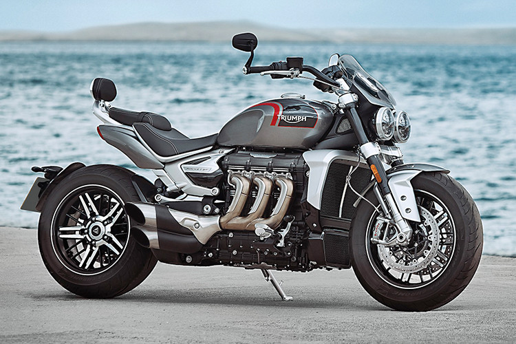 So với thế hệ cũ, công suất của mẫu xe Triumph Rocket III 2019 mới đã được tăng thêm 11%, trọng lượng xe giảm khoảng 40kg. Trong đó, mẫu Rocket III R nặng 291 kg và Rocket III GT nặng 294 kg. 