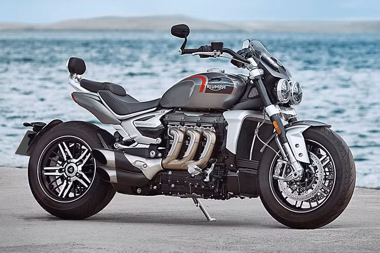So với thế hệ cũ, công suất của mẫu xe Triumph Rocket III 2019 mới đã được tăng thêm 11%, trọng lượng xe giảm khoảng 40kg. Trong đó, mẫu Rocket III R nặng 291 kg và Rocket III GT nặng 294 kg. 