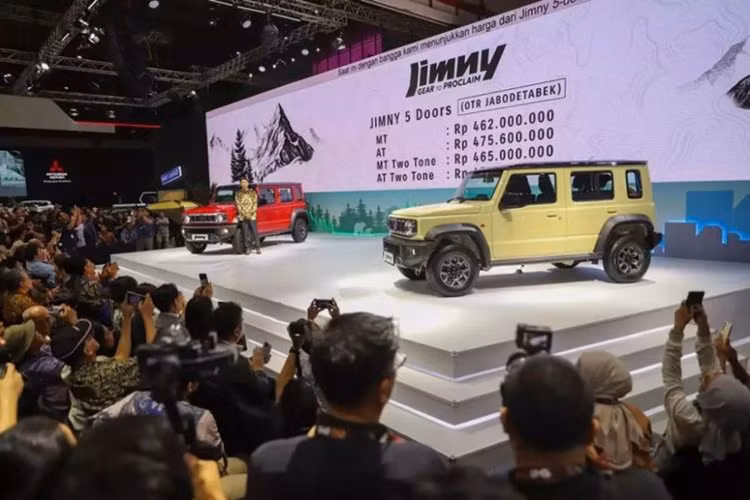 Suzuki Jimny 5 cua tu 720 trieu “chay hang” sau vai ngay mo ban