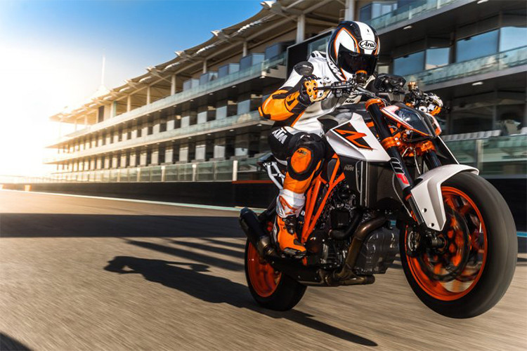 Dự kiến, KTM 1290 Super Duke RR sẽ được ra mắt trong năm sau dưới dạng phiên bản giới hạn đặc biệt nhằm vinh danh thành tích của đội đua KTM tại mùa giải MotoGP năm 2020 vừa qua.
