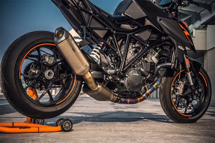 Vậy vì sao KTM 1290 Super Duke RR lại được gọi là phiên bản hiệu năng cao? Được biết, thay vì cải tiến khối động cơ LC8 nói trên, KTM sẽ tập trung vào việc giảm trọng lượng cho xe, tối ưu hóa hệ thống treo và khung sườn nhằm giúp xe linh hoạt và chắc chắn hơn trên đường chạy.