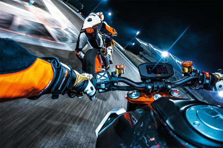 Ngoài ra, hệ thống xả nguyên bản của KTM 1290 Super Duke RR cũng sẽ được thay thế bằng ống xả Akrapovic với trọng lượng nhẹ hơn.