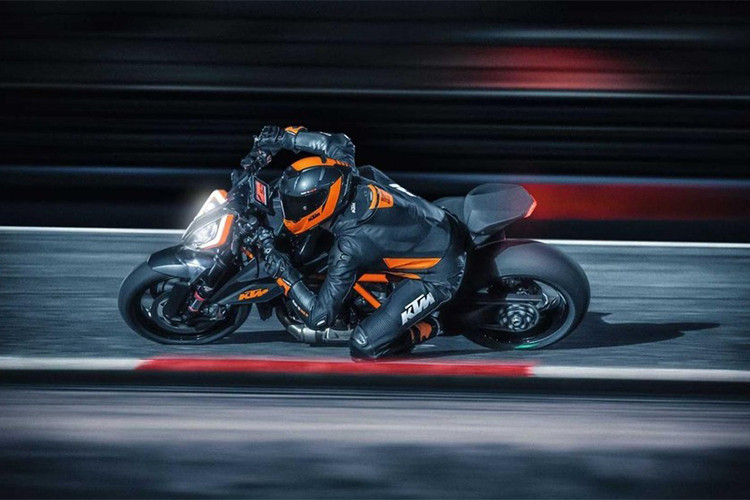 Ngoài ra, KTM cũng sẽ tung ra hai phiên bản mới cho mẫu xe việt dã cao cấp là KTM 1290 Super Adventure R và 1290 Super Adventure S trong năm sau. Mức giá xe KTM 1290 Super Duke RR 2021 mới hiện vẫn là một ẩn số.