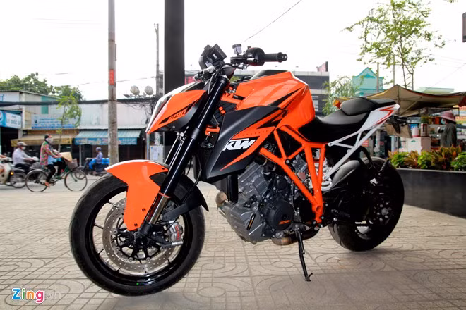 Chiếc KTM Super Duke 1290 R trong bài viết của một người chơi xe tại TP HCM, xe được KTM nhập khẩu chính hãng tại Việt Nam vào năm 2014. Mức giá cho mẫu naked-bike cỡ lớn này được niêm yết trên thị trường khoảng 665 triệu đồng.