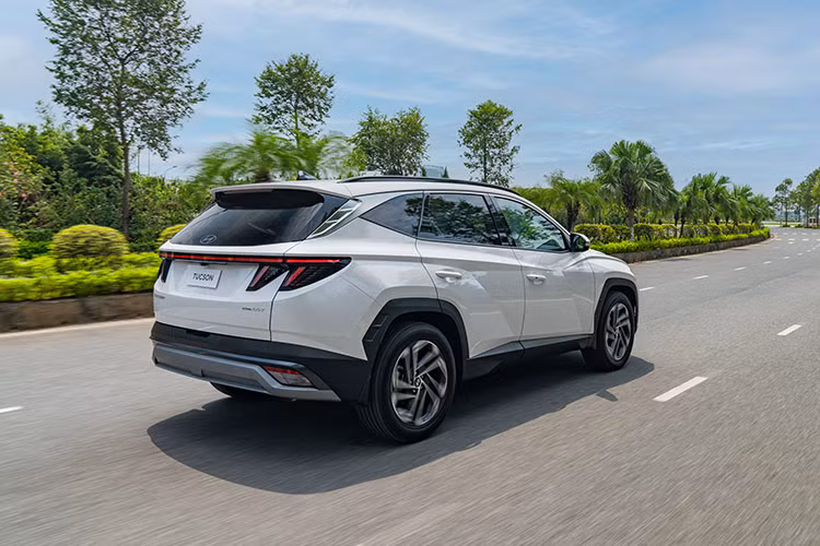 Về an toàn, New Tucson tiếp tục được trang bị gói công nghệ an toàn chủ động Hyundai SmartSense với nhiều tính năng tiên tiến như hệ thống cảnh báo va chạm trước, giám sát điểm mù, hỗ trợ giữ làn đường, và nhiều tính năng hỗ trợ lái xe khác, giúp bảo vệ tối đa cho người lái và hành khách. Ngoài ra, xe còn được trang bị hệ thống phòng chống va chạm khi lùi/đỗ PCA (Reverse Parking Collision Avoidance Assist).