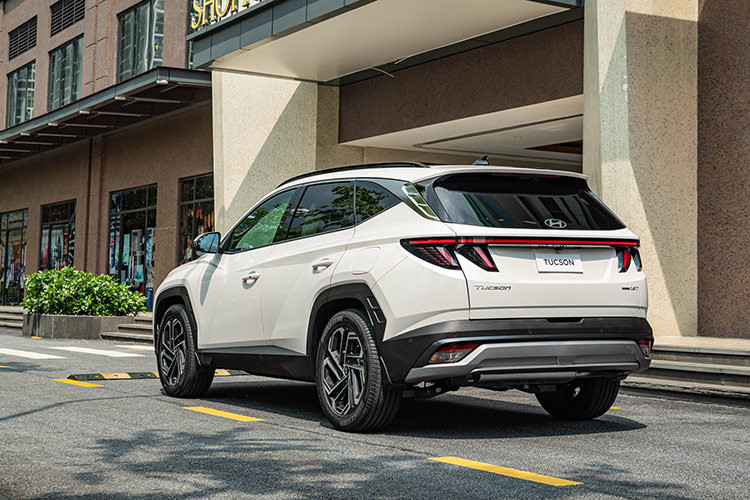 Tổng thể xe vẫn giữ lại những bề mặt được thiết kế theo kiểu hình khối cùng đường gân cơ bắp góc cạnh. Phần mui xe dài và đường mái phẳng kết hợp cùng với chiều dài cơ sở dài và phần nhô ra ngắn tạo nên cảm giác năng động, sẵn sàng bùng nổ năng lượng của chiếc xe. Thân xe được tạo hình sắc sảo với sự kết hợp của các đường cắt thẳng góc cạnh...