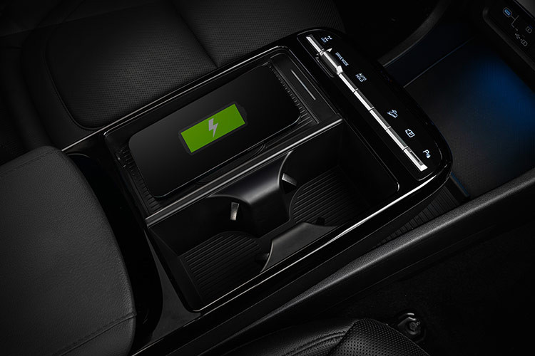 Tucson mới tiếp tục được trang bị hệ thống điều hòa thông gió đa chiều, giảm bớt hiện tượng làm lạnh cục bộ gây khó chịu với hành khách. Vô lăng của xe được thiết kế lại dạng 3 chấu thể thao, với logo thể hiện chữ H theo dạng mã morse. Cần số của xe là loại cần vặn tích hợp sau vô lăng giúp giải phóng không gian giữa ghế lái và ghế phụ.