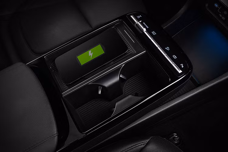 Tucson mới tiếp tục được trang bị hệ thống điều hòa thông gió đa chiều, giảm bớt hiện tượng làm lạnh cục bộ gây khó chịu với hành khách. Vô lăng của xe được thiết kế lại dạng 3 chấu thể thao, với logo thể hiện chữ H theo dạng mã morse. Cần số của xe là loại cần vặn tích hợp sau vô lăng giúp giải phóng không gian giữa ghế lái và ghế phụ.