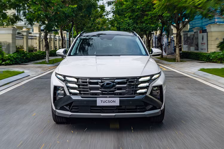 Đèn LED ban ngày thiết kế ẩn vào lưới tản nhiệt Parametric Jewel Hidden Lights cũng được tinh giản số lượng đèn xuống còn 4 mắt mỗi bên, đem lại sự khoẻ khoẳn gọn gàng. Đèn chiếu sáng trên xe cũng được nâng cấp lên loại Projector LED, đem đến khả năng chiếu sáng tốt hơn với ánh sáng chụm và đi xa hơn.