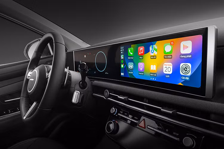 Xe sở hữu cốp điện thông minh tùy chỉnh 4 mức độ mở cùng chức năng khởi động từ xa với chỉ một nút bấm trên chìa khóa. Các trang bị hiện đại như: hệ thống âm thanh Bose 8 loa, cửa sổ trời toàn cảnh, Cruise Control, đèn pha và gạt mưa tự động, nhớ ghế lái 2 vị trí, chỉnh điện ghế lái và ghế phụ, sưởi và làm mát ghế, phanh tay điện tử, giữ phanh thông minh Autohold, phanh tay điện tử, Camera 360…