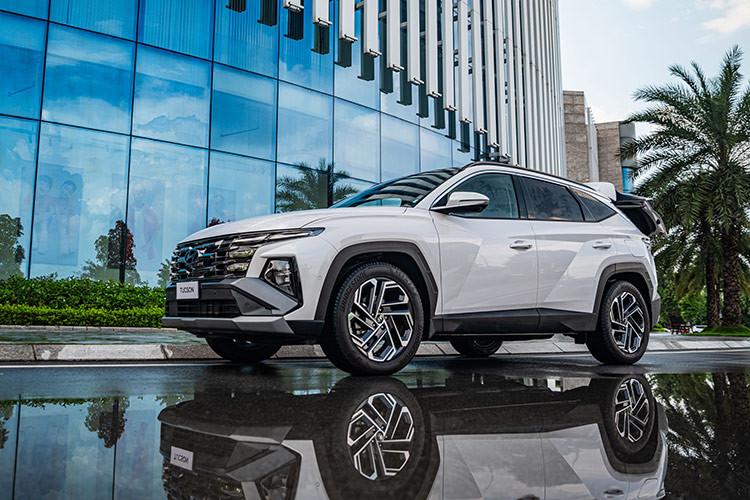 Giá xe Hyundai New Tucson 2025 tại Việt Nam (đã bao gồm VAT) như sau; New Tucson 2.0 Xăng Tiêu chuẩn có giá 769 triệu đồng, New Tucson 2.0 Xăng Đặc biệt là 859 triệu đồng, New Tucson 2.0 Dầu Đặc biệt có giá 989 triệu đồng, và phiên bản New Tucson 1.6 Turbo được niêm yết ở mức 979 triệu đồng. Xe có 7 lựa chọn màu sắc: Đen, Trắng, Đỏ đô, Bạc, Xanh, Vàng cát và Ghi vàng.