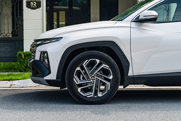 New Tucson sở hữu một kích thước to lớn với các thông số Dài x Rộng x Cao lần lượt là 4.640 x 1.865 x 1.665 (mm) cùng chiều dài cơ sở xe ở mức 2.755mm. Xe được trang bị lazang có các kích thước từ 17 cho đến 19 inch tùy từng phiên bản. Khoảng sáng gầm xe đạt mức 181mm.