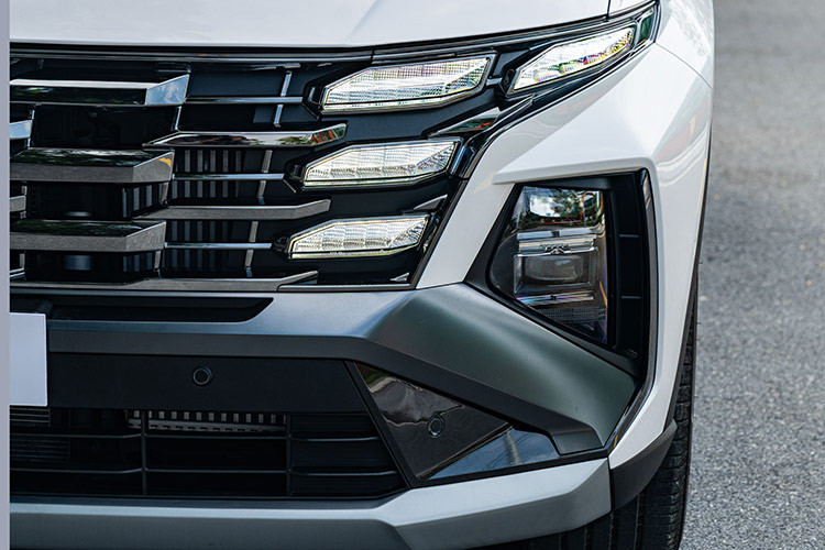 Phần đèn hậu của mẫu xe SUV Hyundai Tucson 2025 được giữ nguyên thiết kế so với bản tiền nhiệm. Ngoài ra, để tiếp tục làm nổi bật tính công nghệ cao của mình, Tucson mới còn được trang bị cửa kính phía sau mang tính biểu tượng của Hyundai cùng gạt nước được giấu bên dưới cánh gió sau giúp tăng thêm vẻ đẹp hiện đại cho xe.