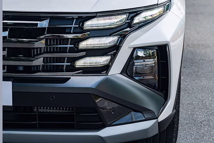 Phần đèn hậu của mẫu xe SUV Hyundai Tucson 2025 được giữ nguyên thiết kế so với bản tiền nhiệm. Ngoài ra, để tiếp tục làm nổi bật tính công nghệ cao của mình, Tucson mới còn được trang bị cửa kính phía sau mang tính biểu tượng của Hyundai cùng gạt nước được giấu bên dưới cánh gió sau giúp tăng thêm vẻ đẹp hiện đại cho xe.