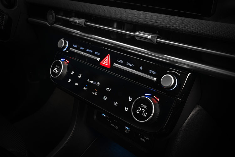 Như mọi mẫu xe khác của Hyundai tại thị trường Việt Nam, Tucson vẫn được trang bị bản đồ dành riêng cho thị trường Việt Nam với các tính năng được tùy chỉnh. Điểm lợi thế của bản đồ offline tích hợp sẵn là khả năng hoạt động độc lập với dữ liệu được nạp sẵn cùng kết nối vệ tinh GPS trực tiếp, không phải phụ thuộc vào hệ thống Internet như các bản đồ online khác.