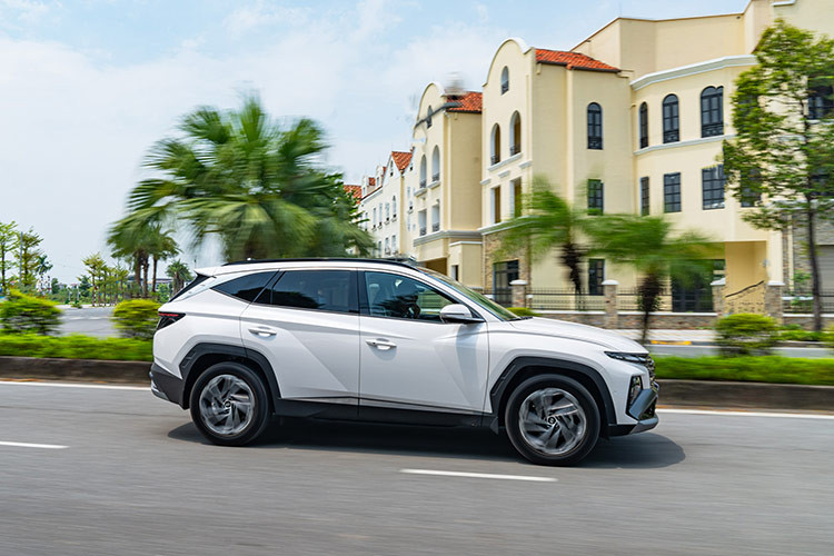 Hyundai Tucson thế hệ mới vẫn mang trên mình triết lý thiết kế Sensuous Sportiness (thể thao gợi cảm) đã có từ phiên bản All New trước đó, nhưng được cải tiến để tăng thêm nét mạnh mẽ và khoẻ khoắn. Điểm nhấn đặc trưng của Tucson mới là lưới tản nhiệt hầm hố hơn với các mắt lưới thưa hơn.