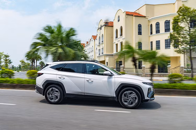 Hyundai Tucson thế hệ mới vẫn mang trên mình triết lý thiết kế Sensuous Sportiness (thể thao gợi cảm) đã có từ phiên bản All New trước đó, nhưng được cải tiến để tăng thêm nét mạnh mẽ và khoẻ khoắn. Điểm nhấn đặc trưng của Tucson mới là lưới tản nhiệt hầm hố hơn với các mắt lưới thưa hơn.