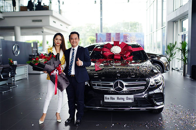 Với việc sở hữu SUV hạng sang GLC 300 4Matic, Hoa hậu Hương Giang đã chính thức trở thành thành viên mới của Câu lạc bộ người nổi tiếng sử dụng xe Mercedes-Benz. Ngoài Hoa hậu Hương Giang, đã có không ít người nổi tiếng tại Việt Nam chọn mua Mercedes-Benz GLC 300 4Matic như nam diễn viên Lê Hồng Đăng hay ca sỹ Ngô Kiến Huy...