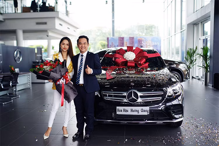 Với việc sở hữu SUV hạng sang GLC 300 4Matic, Hoa hậu Hương Giang đã chính thức trở thành thành viên mới của Câu lạc bộ người nổi tiếng sử dụng xe Mercedes-Benz. Ngoài Hoa hậu Hương Giang, đã có không ít người nổi tiếng tại Việt Nam chọn mua Mercedes-Benz GLC 300 4Matic như nam diễn viên Lê Hồng Đăng hay ca sỹ Ngô Kiến Huy...