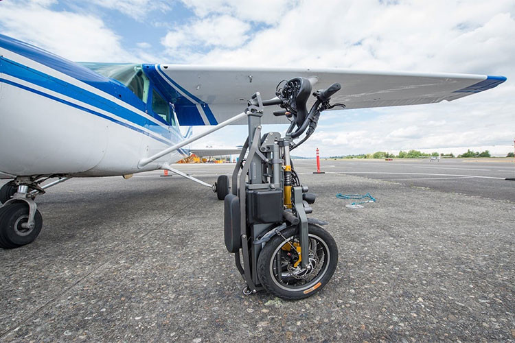 Sạc điện nhanh, tốc độ vừa đủ, có thể gập gọn... và đặc biệt biệt không gây tiếng ồn cũng như tạo ra khí thải chính là những ưu điểm của mẫu xe này.