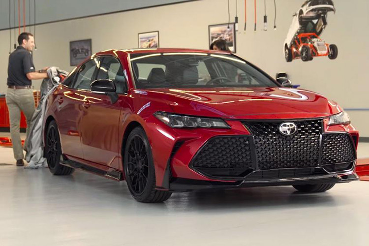 Có thể thấy Toyota Camry TRD 2019 không khác biệt quá nhiều so với bản tiêu chuẩn. Thay vào đó, hãng Toyota chỉ bổ sung nóc màu đen tương phản và phần đuôi hầm hố hơn cho xe. Tại đây, chúng ta sẽ bắt gặp bộ khuếch tán màu đen bóng, cánh gió đuôi xe hệ thống xả TRD mới.