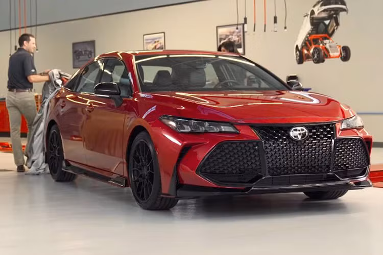 Có thể thấy Toyota Camry TRD 2019 không khác biệt quá nhiều so với bản tiêu chuẩn. Thay vào đó, hãng Toyota chỉ bổ sung nóc màu đen tương phản và phần đuôi hầm hố hơn cho xe. Tại đây, chúng ta sẽ bắt gặp bộ khuếch tán màu đen bóng, cánh gió đuôi xe hệ thống xả TRD mới.