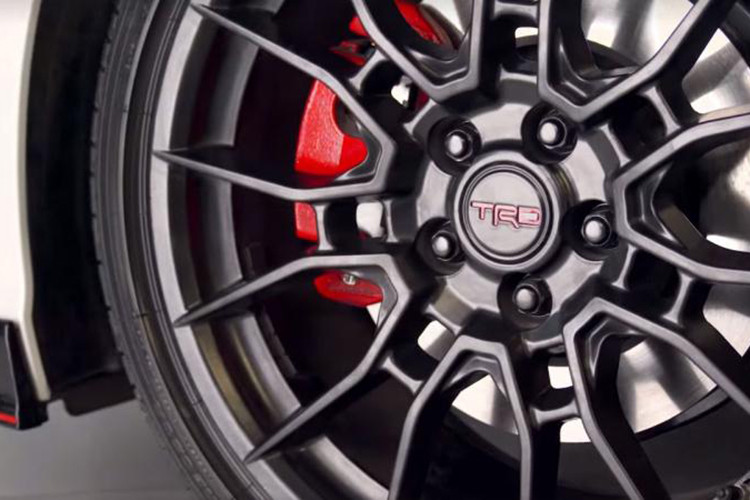 Hãng xe ôtô Toyota chưa tiết lộ gì về thông số kỹ thuật cho cả hai mẫu xe này, nhưng nhiều khả năng mẫu Avalon TRD sẽ dùng động cơ V6 3.5L cho công suất 268 mã lực và mô-men xoắn 248 lb-ft (335 Nm).