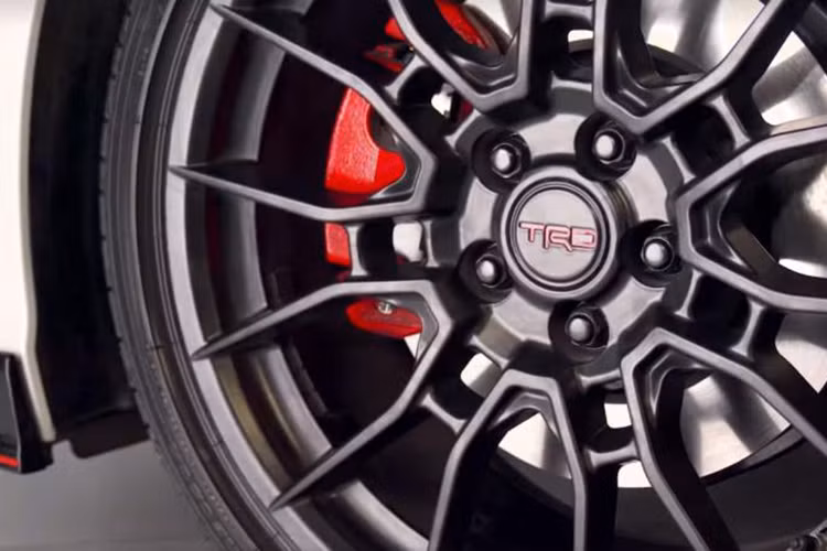 Hãng xe ôtô Toyota chưa tiết lộ gì về thông số kỹ thuật cho cả hai mẫu xe này, nhưng nhiều khả năng mẫu Avalon TRD sẽ dùng động cơ V6 3.5L cho công suất 268 mã lực và mô-men xoắn 248 lb-ft (335 Nm).