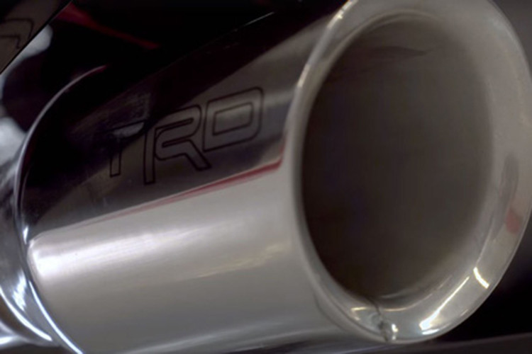 Trong khi đó, mẫu xe Toyota Camry TRD 2019 mới này có thể được trang bị động cơ 4 xy-lanh 2.5L hoặc động cơ V6 3.5L. Vì là xe sedan thể thao, khả năng dùng động cơ V6 cao hơn, với công suất khoảng 301 mã lực và mô-men xoắn 267 lb-ft (361 Nm).