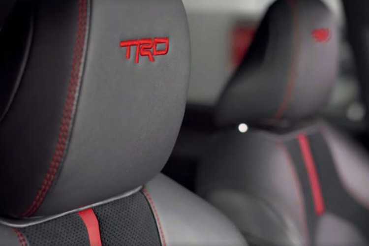 Bên trong Toyota Camry TRD 2019 là không gian nội thất bọc da màu đen phối đỏ tương phản. Thêm vào đó là thảm sàn do bộ phận Toyota Racing Development (TRD) chế tạo. Phong cách thể thao tiếp tục được áp dụng cho nội thất của Avalon TRD 2019 với tựa đầu ghế thêu chữ, dây đai an toàn màu đỏ và thảm sàn đặc biệt...