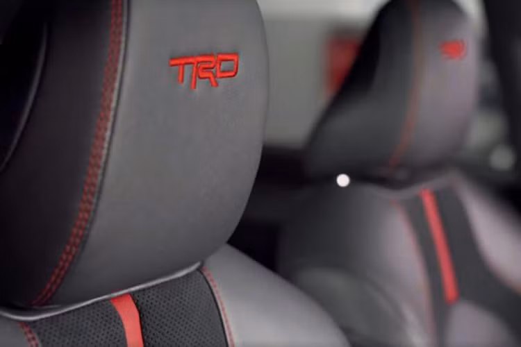 Bên trong Toyota Camry TRD 2019 là không gian nội thất bọc da màu đen phối đỏ tương phản. Thêm vào đó là thảm sàn do bộ phận Toyota Racing Development (TRD) chế tạo. Phong cách thể thao tiếp tục được áp dụng cho nội thất của Avalon TRD 2019 với tựa đầu ghế thêu chữ, dây đai an toàn màu đỏ và thảm sàn đặc biệt...