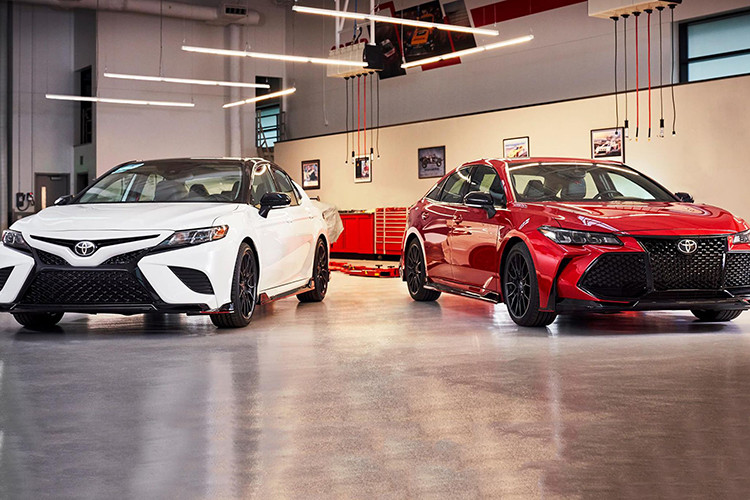 Hãng xe ôtô Toyota đã khiến nhiều người bất ngờ khi công bố kế hoạch trình làng cặp đôi Toyota Camry và Avalon TRD mới trong triển lãm Ô tô Los Angeles 2018 diễn ra vào cuối tháng này. Theo đó, cả hai mẫu xe sedan này sẽ có ngoại hình thể thao và khiêu khích hơn.