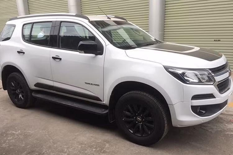 Tại triển lãm VMS 2017, GM Việt Nam đã chính thức ra mắt mẫu SUV 7 chỗ nhập khẩu cao cấp hoàn toàn mới Chevrolet Trailblazer 2018 tuy nhiên do nhiều điều kiện khách quan, mẫu xe này chưa được phân phối ra thị trường. Tuy nhiên, mới đây một số đại lý của Chevrolet tại Hà Nội đã bắt đầu mở đơn đặt hàng cho mẫu xe này.