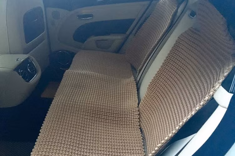 Hãng xe hạng sang Bentley còn sử dụng các vật liệu da, gỗ cao cấp nhất để trang trí cho nội thất chiếc Mulsanne. Hệ thống giải trí bao gồm màn hình 8 inch và hệ thống âm thanh với 14 loa. Hệ thống giải trí đa phương tiện còn có khả năng kết nối qua USB với bộ nhớ trong 60 GB.