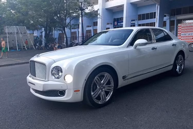 Trường hợp mới nhất là một chiếc siêu xe sang Bentley Mulsanne tại Hà Nội đã được một người chuyên mua bán xe nhập khẩu chào giá 250.000 USD (tương đương khoảng 5,7 tỷ đồng). Với mức giá này, nó rẻ hơn rất nhiều so với thời điểm mới được đưa về Việt Nam cách đây vài năm.