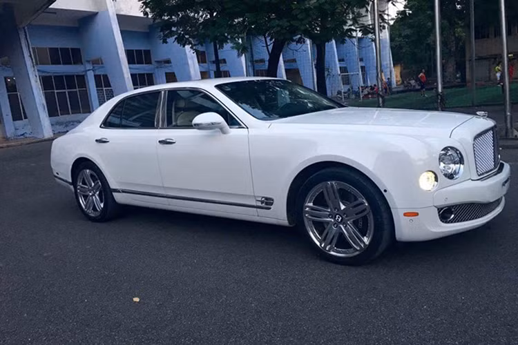 Bentley Mulsanne sử dụng động cơ V8, dung tích 6,75 lít, tăng áp kép, sản sinh công suất tối đa 505 mã lực và mô-men xoắn cực đại ở mức 1.020 Nm tại vòng tua thấp 1.750 vòng/phút. Chiếc xe nặng hơn 2,5 tấn có khả năng tăng tốc từ 0 lên 100 km/h trong vòng 5,1 giây. Tốc độ tối đa 296 km/h.